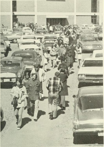 1971 students walking to their cars