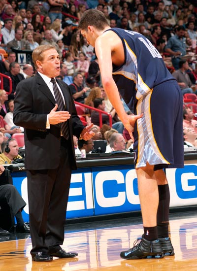 Photo of Mike Fratello speaking with player Paul Gasol.