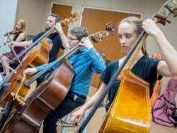 Photo of students playing cello and bass.