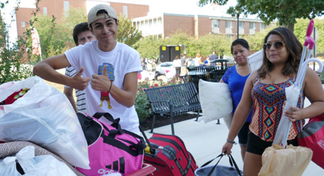 Move In Day Freshmen Resident Students with Golden Ticket