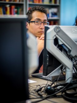 Image of a student and computer monitors in a Spanish translation course.