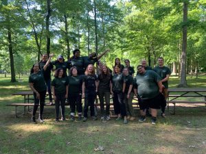 End of the field school group photo. Everyone is wearing the Dunkerhook Field School t-shirt designed by the students.