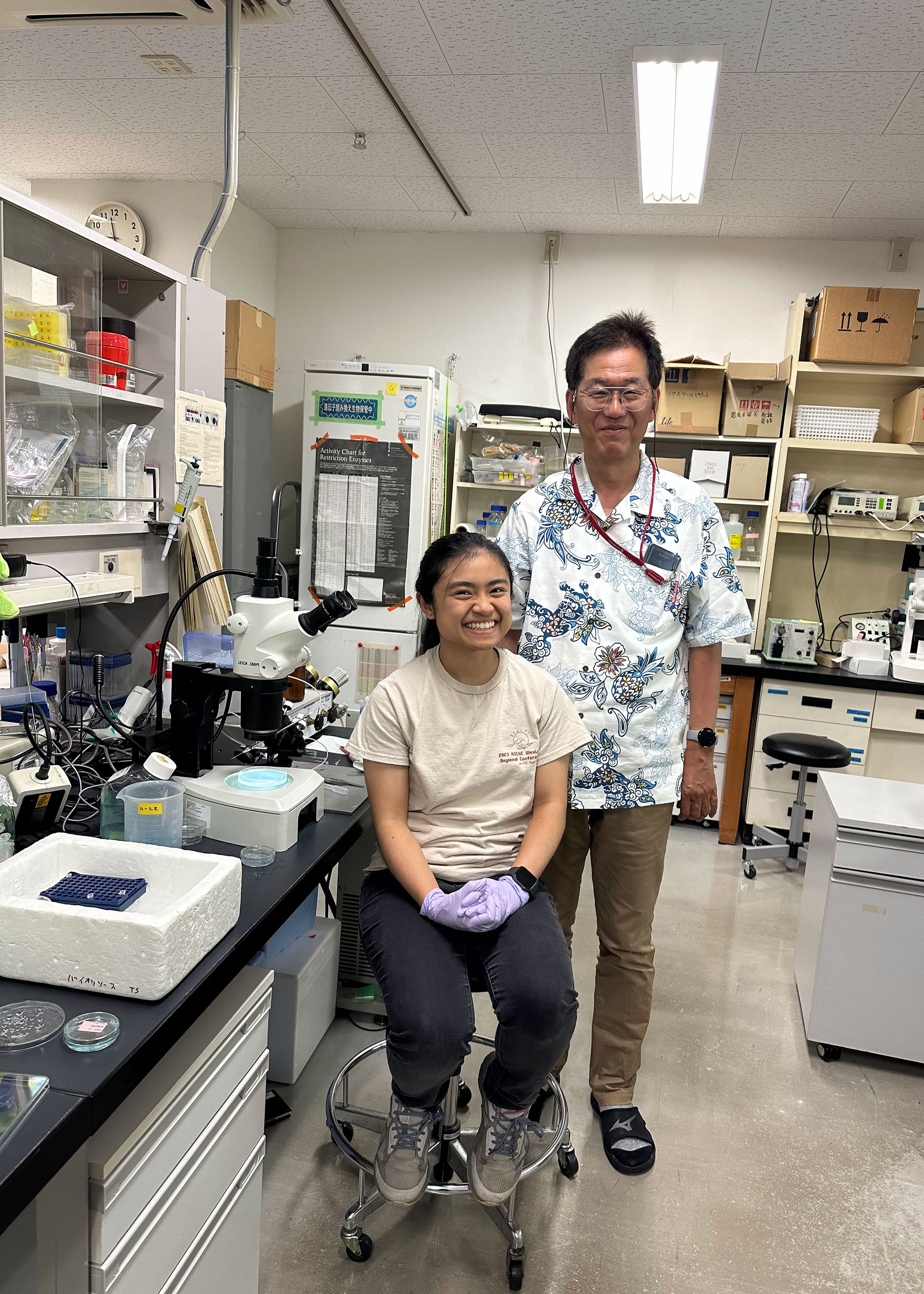 samantha in lab with mentor