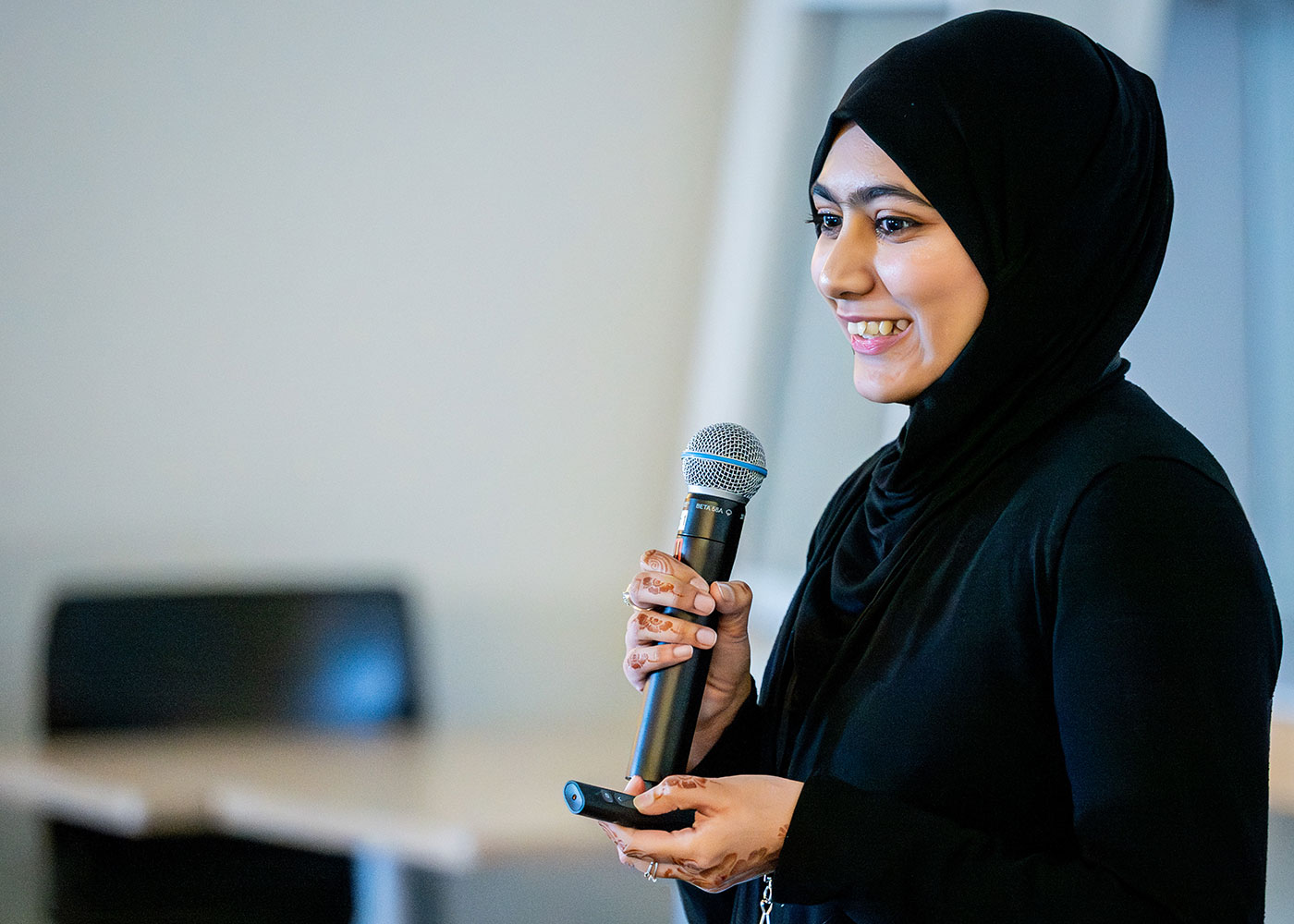 Sadaf Fatima presenting at the Science Slam