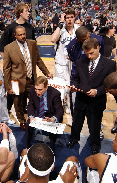 Photo of Mike Fratello coaching the Memphis Grizzlies in 2005.