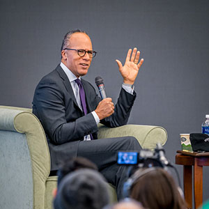 Photo of Lester Holt talking to students during his campus visit.