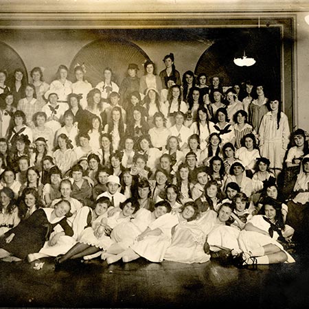 Black and white photo of Christmas party at Edward Russ Hall in 1917.