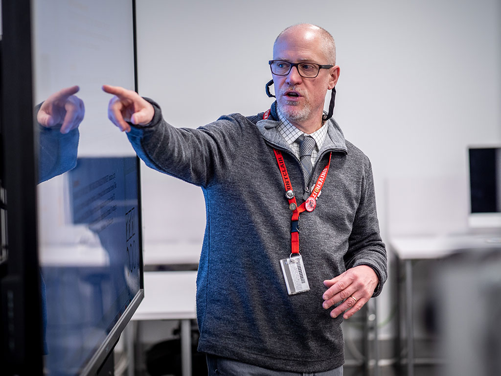 Thomas E. Franklin, assistant professor in multiplatform journalism, teaches a class at Montclair State. Within the School of Communication and Media, journalism students are learning new multimedia skills, including producing stories with photos and videos for social media and websites. Visit centerforcooperativemedia.org for more information.