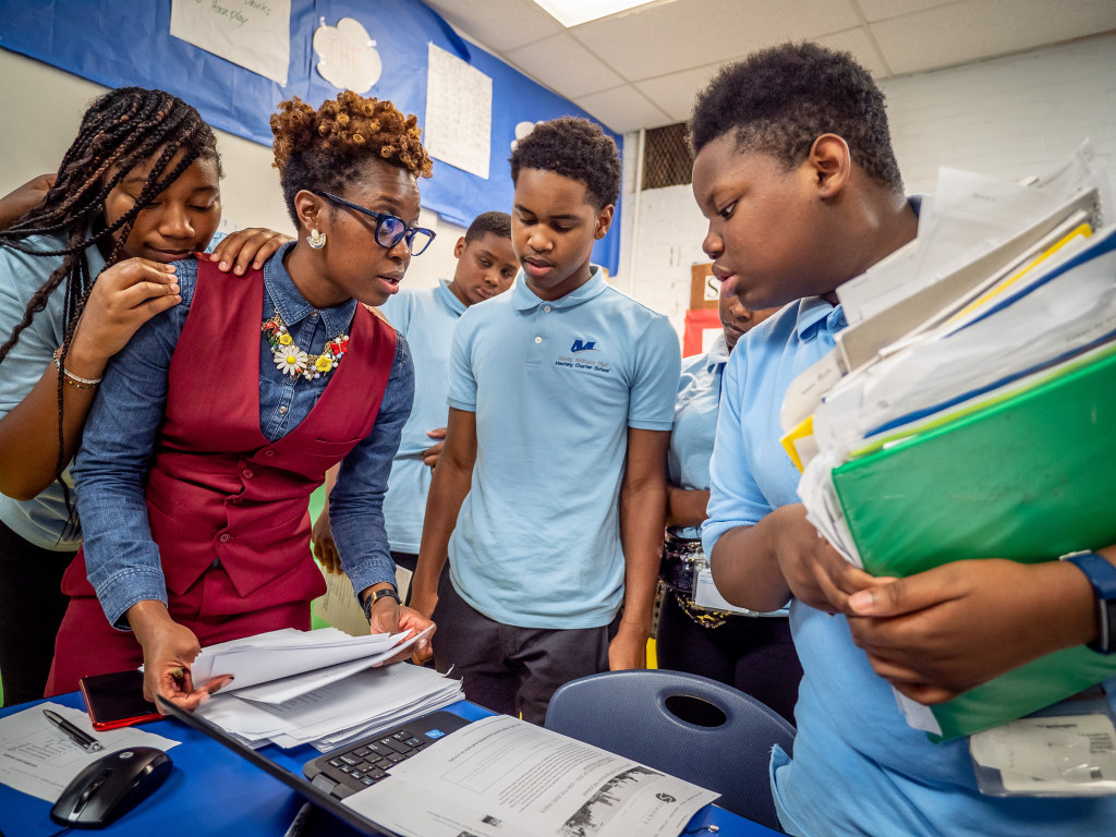 Alumna Shyquira Williams ’09 works with students in Philadelphia.