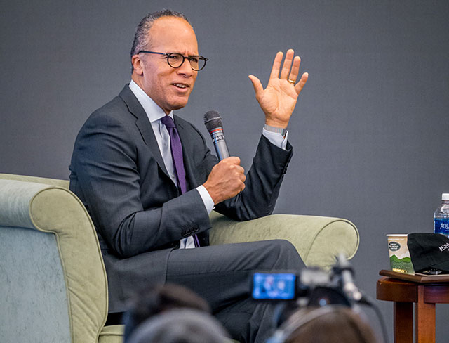 Photo of Lester Holt talking to students during his campus visit.
