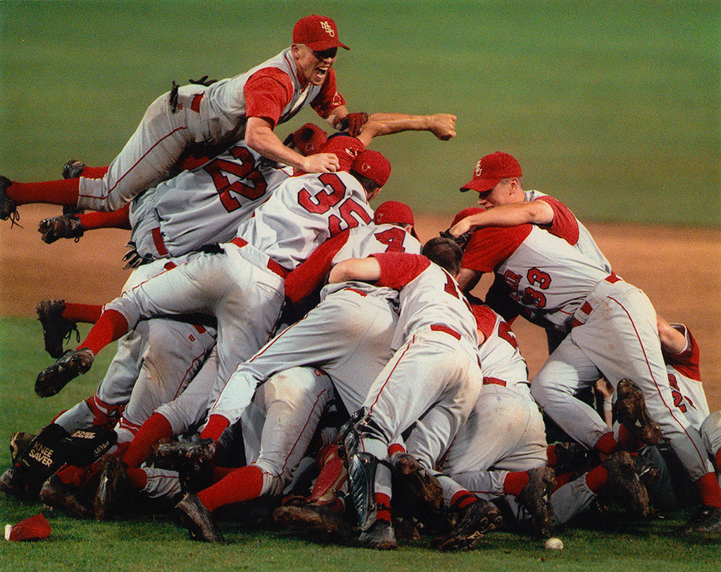 MSU's 2000 baseball championship team form a pile