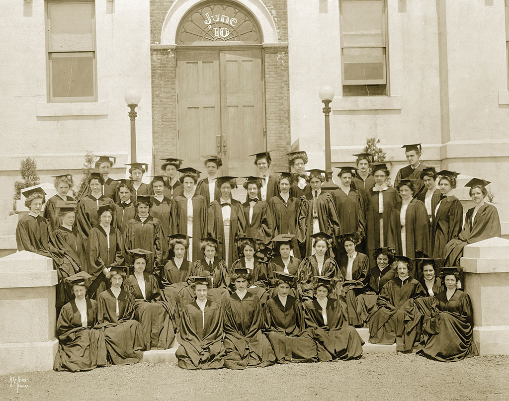 Sepia photo of graduating class from 1908