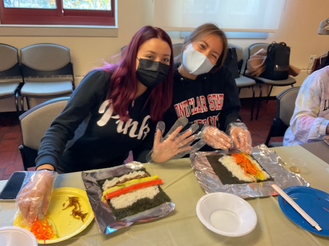 Students making kimbap