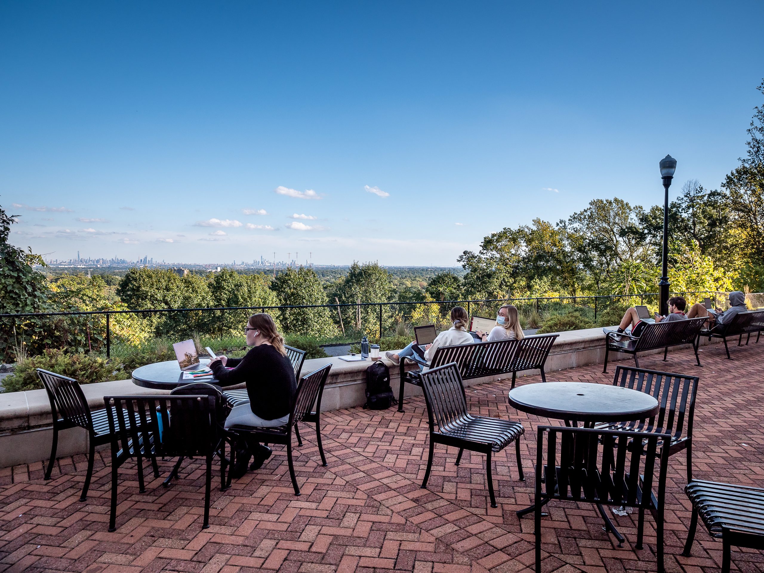 Students looking at the NYC skyline.