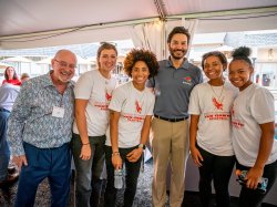 Alumni posing with President Koppell