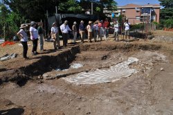 on the right restorer Roberto Civetta and prof. Chatr Aryamontri showing to the 2023 fieldschool students one of the mosaics found at the Villa of the Antonines