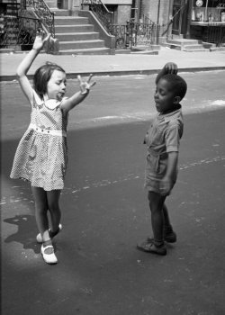 Helen Levitt - Two kids dancing, ca. 1940