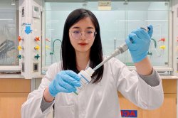 Qiufeng Lin working in lab