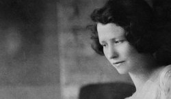 Black and white photo of Edna St. Vincent Millay