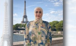 photo of student Ptissem Assou with Eiffel Tower in background
