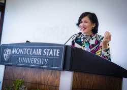 Ivonne Díaz-Claisse speaking from podium