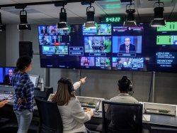 Students in news lab.