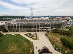 El exterior de Blanton Hall desde un ángulo muy alto.