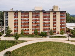 El exterior de Freeman Hall desde un ángulo ligeramente elevado.