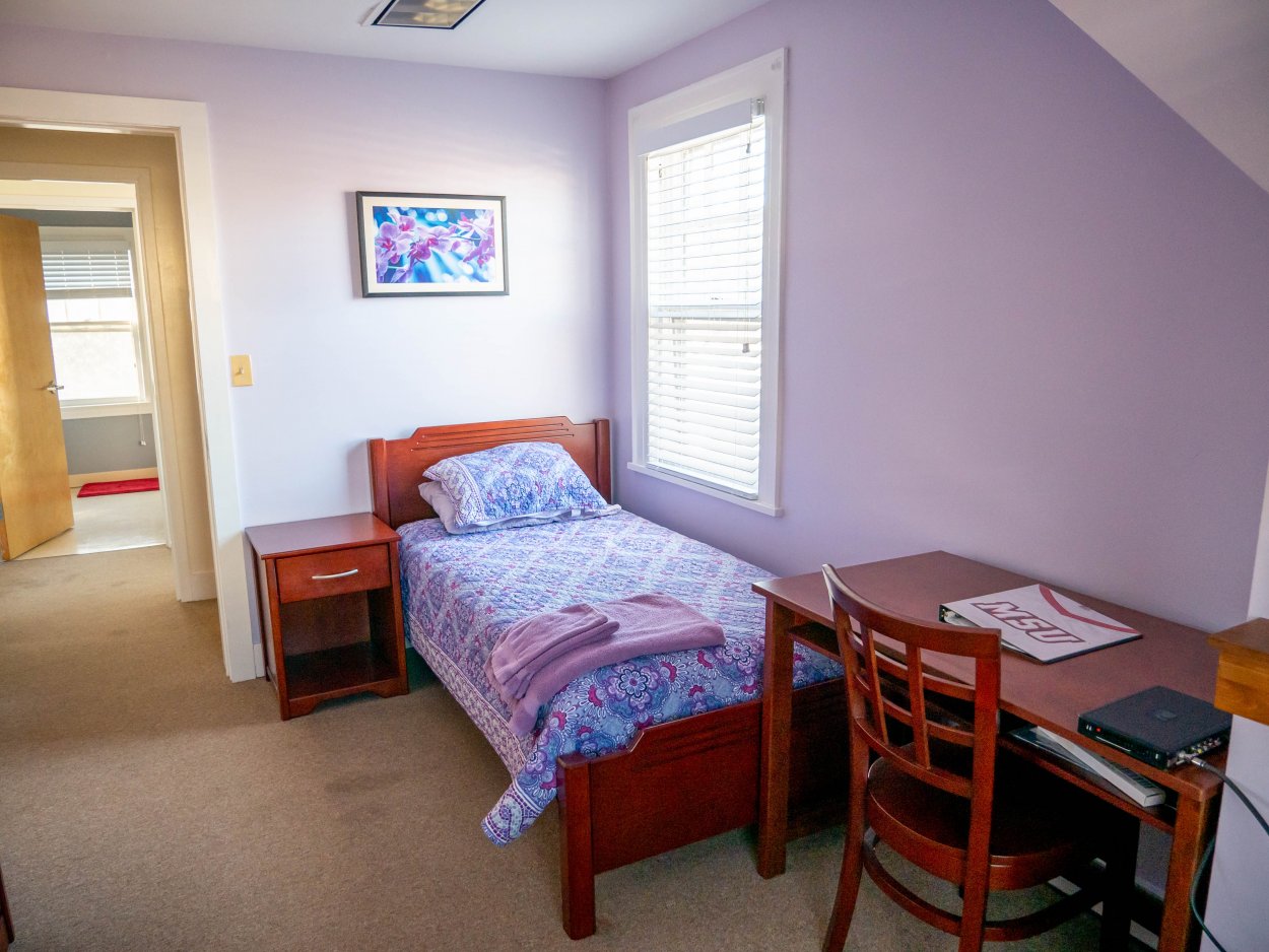 Meadow Violet Room – Residence Life - Montclair State University