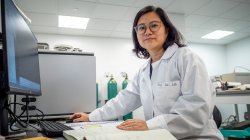 Ying Cui in the lab