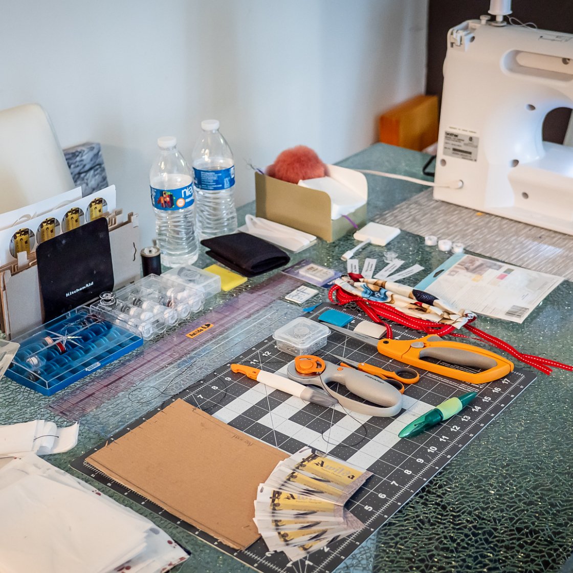Equipment to make a mask, sicssors, sowing machine, rulers, pens.