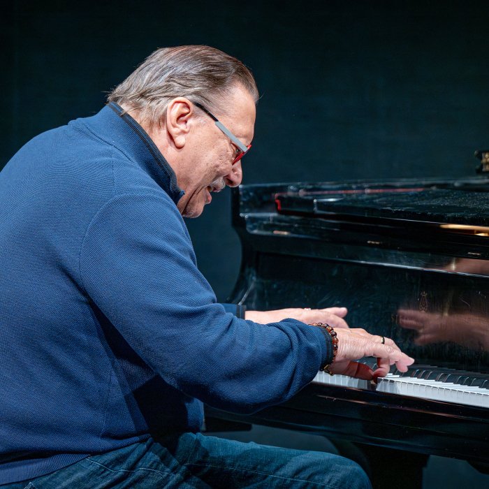 Arturo Sandoval plays the piano. 