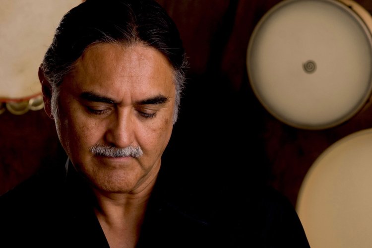 Glen Velez playing tamborine