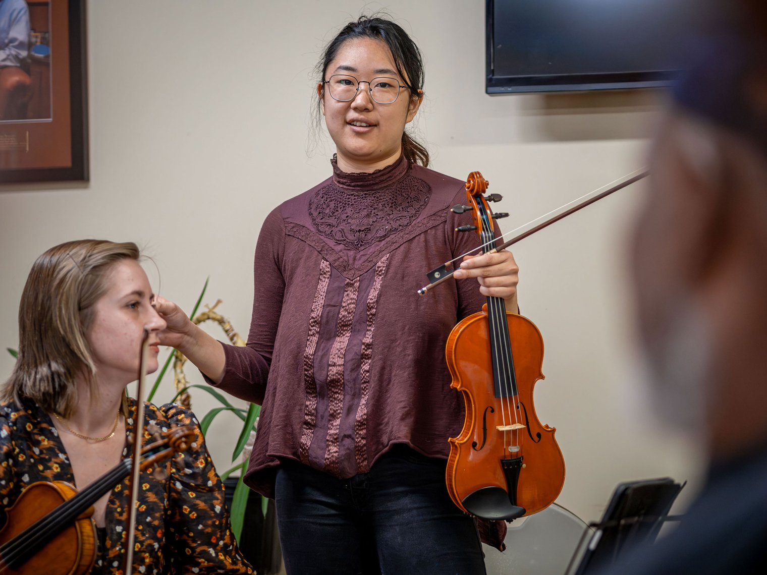 Violinist Judith Kim talks to the audience.