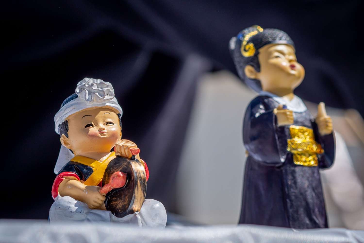 photo of two ceramic figures in traditional Korean dress.